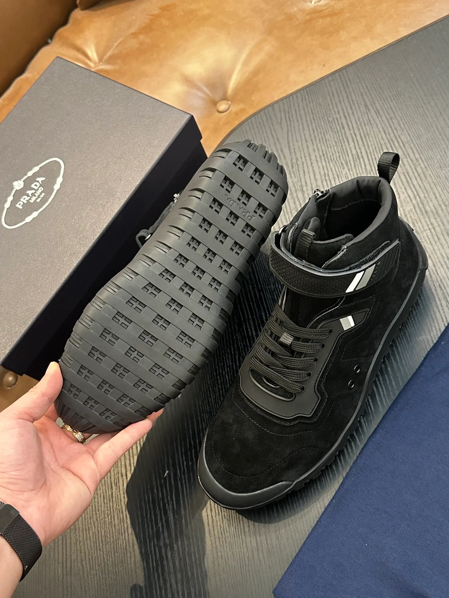 [ PRADA ] Top P: 880💰 ▪️Size: 39-44 (customized at 38.45) Prad*Prada (Mauri order can be made) new men's nylon fabric sneakers This casual sneaker combines elegant and innovative design. It is made of nylon stretch fabric and has a slip-on design. The upper strap is equipped with an adjustable metal buckle, and the letters "PRADA" are eye-catching on the side of the shoe. Comes with full original packaging!